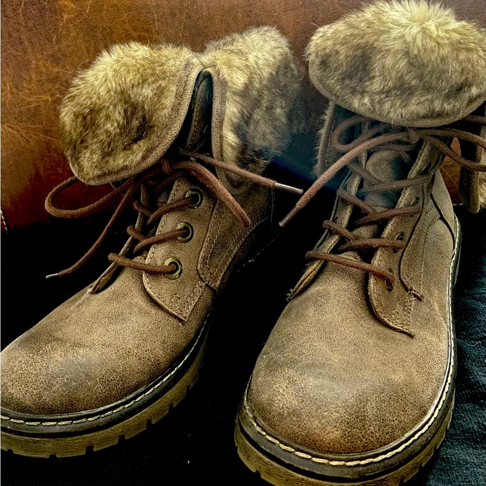 Brown boots with fur